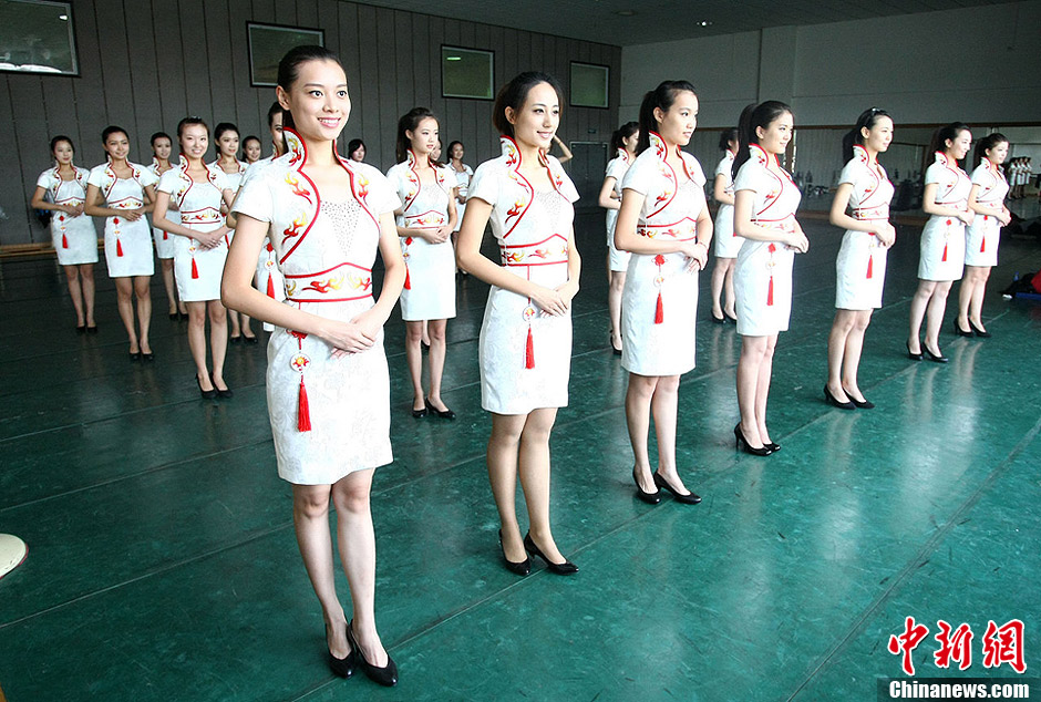 大运会VIP礼仪服务志愿者服装首次亮相 优雅与中华美学的跨界融合